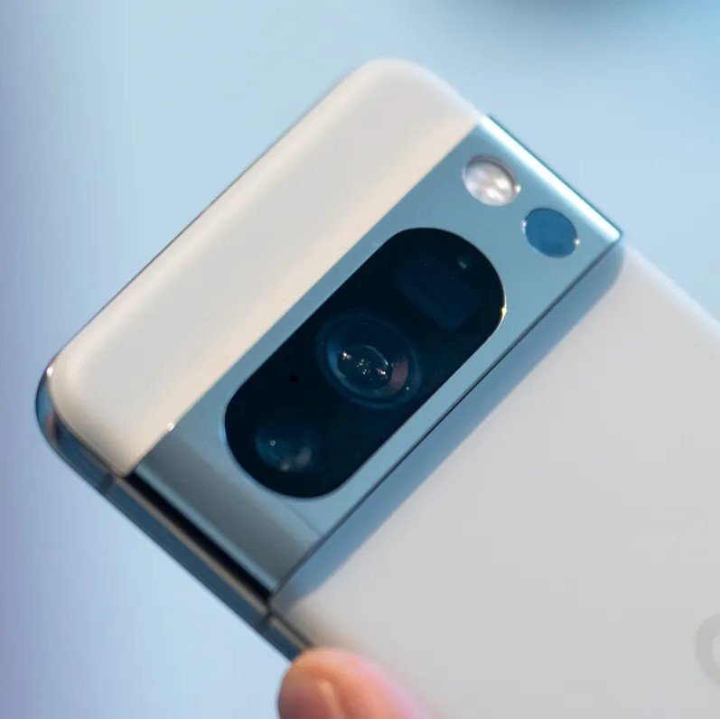 Shutter to Screen: The Evolution of Photography in the Age of Mobile Phones and AI Enhancement